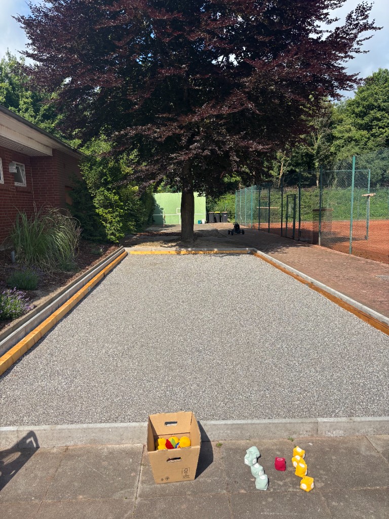 Bouleplatz mit Kastanie