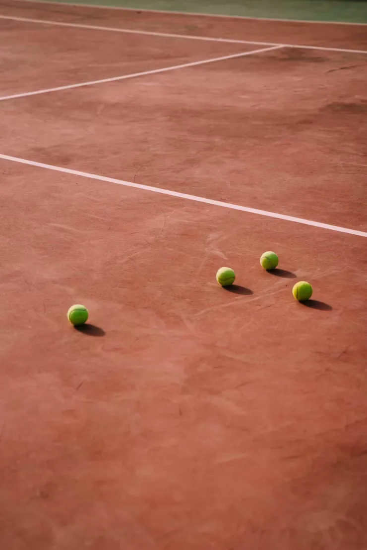 Spielerinnen und Spieler geben sich nach dem Match die Hand